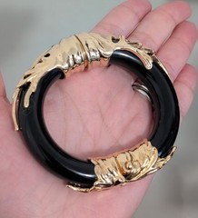 VINTAGE 80’s RARE BAROQUE BLACK LUCITE GOLD TONE HINGED BANGLE BRACELET UNUSED