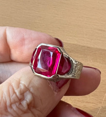 VINTAGE 10K WHITE GOLD LARGE RED SYNTHETIC RUBY MEN’S WOMEN’S UNISEX RING