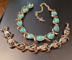 Vintage Lisner Aqua Cabochon/Goldtone Necklace/Bracelet Set