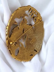 VINTAGE TONA SIGNED GOLDTONE CIRCLE JUNGLE BROOCH