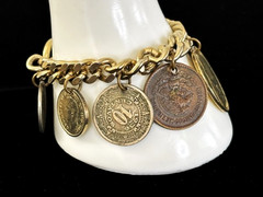 Vintage 1950s Chunky Curb Chain Gold Tone WORLD COINS Charm Bracelet 7 1/2″ L