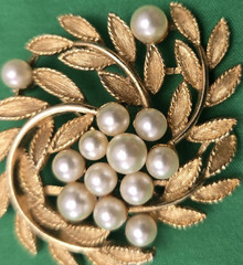 Vintage Signed Lisner Gold Tone Leaves Faux Pearl Brooch Pin 1 3/4″