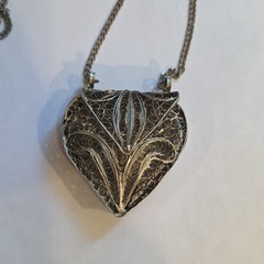 Vintage Heart Filigree Photo Locket Pendant Necklace Silver Tone Curb Chain