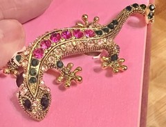 NEW PIPER. K LIZARD BROOCH. Colored Glass Stones. Gold Tone.