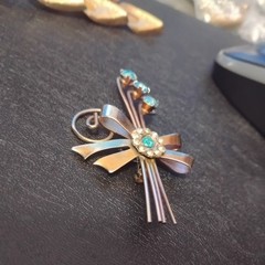 1935-1950 VTG RETRO STYLE CLEAR & AQUA RHINESTONE BOW PIN/BROOCH SILVER TONE