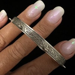 NICE UNIQUE VINTAGE ESTATE STERLING SILVER IVY OVAL CHARM BANGLE BRACELET 7.25”