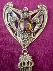 GOLDTONE ART NOUVEAU 5” FABULOUS ORNATE FLORAL BROOCH TOPAZ COLOR STONE W/TASSEL