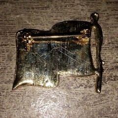 Vintage Detailed Gold Tone USA American Flag Brooch, Enamel & Rhinestone 1.5″