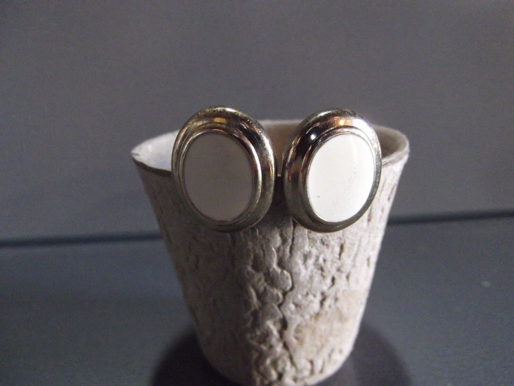 1 Pair Old .75″in Roundish Gold Tone with Tan Middle Studs