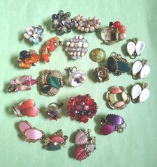 Vintage Collection of THERMOSET LUCITE & Glass Beads & Pieces – Some are Signed