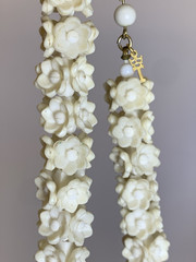 Vintage Trifari White Plastic Flower Necklace Floral Lei Choker Mid Century