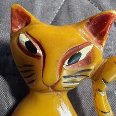 Vintage 13.3g Butterscotch Yellow Bakelite Sitting Cat Painted Pin Brooch