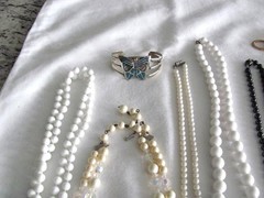 LOT OF 17 PIECES OF VINTAGE COSTUME JEWELRY NECKLACES & BRACELETS ALL WEARABLE