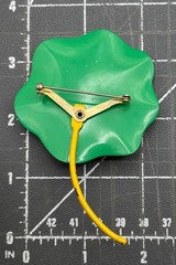 RARE VINTAGE EARLY 1960s MOD POP ART FLOWER PIN GREEN & YELLOW 💚💛 PETALS