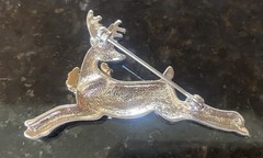 ALWAYS COMBINED SHIPPING VTG Silver & Gold Tone Flying Reindeer Lovely Blue Eye