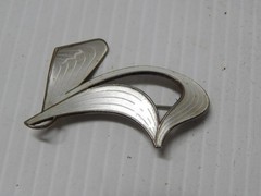 VINTAGE MID CENTURY SCANDANAVIAN NORWAY STERLING SILVER ENAMEL PIN – PRETTY !