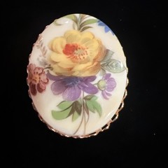 Vintage Oval Resin Brooch w/Floral Design Scalloped Gold Tone Frame
