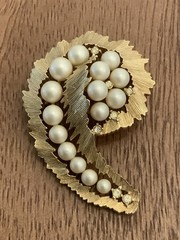 Vintage Crown Trifari Gold Tone Faux Pearl Cluster Rhinestone Leaf Brooch Pin