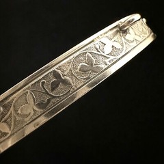 NICE UNIQUE VINTAGE ESTATE STERLING SILVER IVY OVAL CHARM BANGLE BRACELET 7.25”
