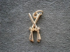 Crossed Muskets Rifles Vintage Solid Goldtone Bracelet Charm Pendant 2.0g