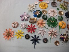 ViNTaGE 44 PiEcE MeTaL ENaMeL FLoWeR (33 PiN/10 ER/1 RiNg) LoT/CoLLecTiOn *READ*