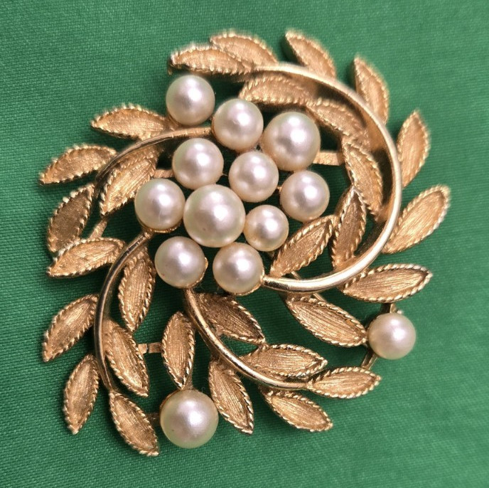 Vintage Signed Lisner Gold Tone Leaves Faux Pearl Brooch Pin 1 3/4″