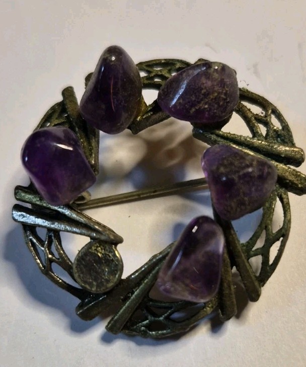 Vintage Gold Tone Natural Amethyst Stone Chip Nugget Circle Wreath Brooch Pin