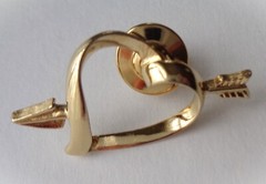 VINTAGE AVON PIN HEART AND ARROW DESIGN GOLD TONE METAL PUSH-ON BACK