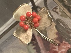 Vintage Signed Marvella Gold Tone & Coral Beaded Flower Brooch 1 3/4”