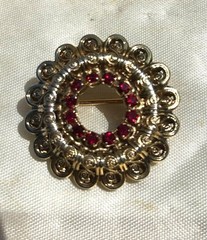 Circular Red and Gold Tone Rhinestone Brooch – Vintage Pin