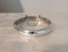 Vintage Petite 925 Sterling Silver Hinged Bangle Bracelet w/Safety Chain