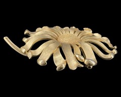 Vintage Trifari Daisy Flower Brooch Textured Brush Gold Tone 3″