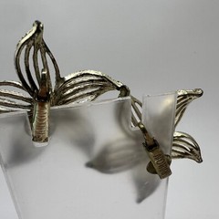 Vintage Sarah Coventry Gold Tone Flower Clip-On Earrings Faux Pearl Center 1960s