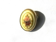 Fashion Brooch .75″ x 1″ Gold-Tone Two Roses in Ceramic – 56