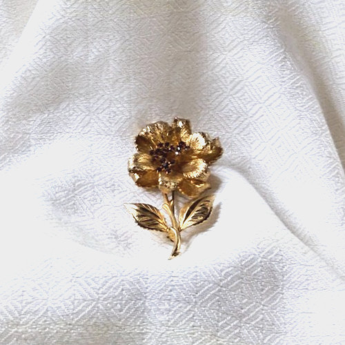 TREMBLER flower brooch – vintage 2.75″ textured gold-tone red rhinestone pin