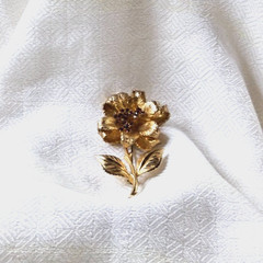 TREMBLER flower brooch – vintage 2.75″ textured gold-tone red rhinestone pin