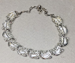 Vintage MID CENTURY SCHRAGER PEARL WHITE & RHINESTONE FLOWERS THERMOSET CHOKER