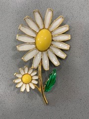 Weiss Daisy Brooch Matching Earrings Set Goldtone Yellow White Vintage