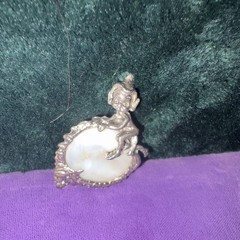Angel Mother of Pearl Round Brooch Pin, Silver Tone, White Stone, Unisex Adults