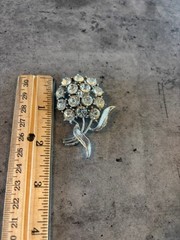 VINTAGE SILVER TONE CLEAR RHINESTONE FLOWER BOUQUET PIN BROOCH