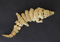 Large Alligator w/ movable body vintage style brooch matte gold tone metal