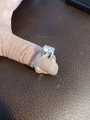 3ct igi lab grown dia. 69cttw natural side dia 18kt W/G. Ring 7.8grams size 7