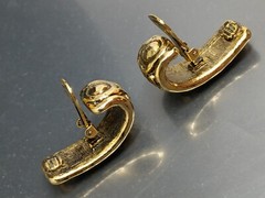 Vintage Gold Tone Swirl Pattern Earrings Wearable Art Fashion Unique Classy