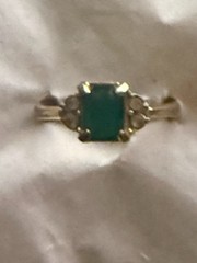 VTG AVON GOLD TONE RING EMERALD STONE RHINESTONES SIZE 5.75