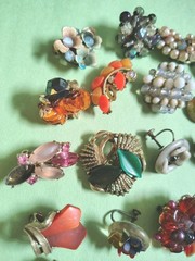 Vintage Collection of THERMOSET LUCITE & Glass Beads & Pieces – Some are Signed