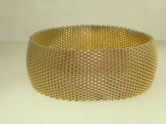 LOVELY VINTAGE 1970-80’S WIDE GOLD TONE MESH BANGLE BRACELET! 8 1/2″