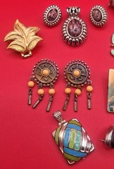 LOT Vintage costume jewelry pin brooches Cookie Lee, Best, Mimi Di N & unbranded