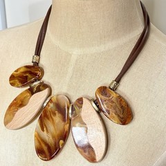 C 1946 Marbled Acrylic/Wood Ovals Faux Leather Cord Statement Gold Tone Necklace