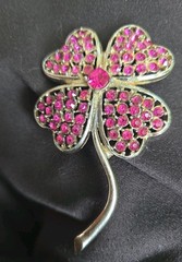 Sarah Coventry gold tone clover w/pink rhinestones brooch 3 1/4″
