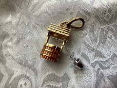 RARE*JUICY*COUTURE*GOLD*TONE*WISHING*WELL*WITH*PAIL*CHARM*BRACELET*N/I/B*